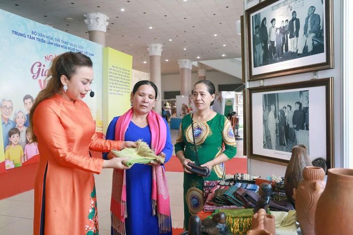 Trưng bày giới thiệu hình ảnh, sản phẩm OCOP của các địa phương tham gia Ngày hội, tạo điều kiện quảng bá hình ảnh đất nước, con người, văn hóa và tiềm năng phát triển du lịch của các địa phương đến với du khách trong và ngoài nước…