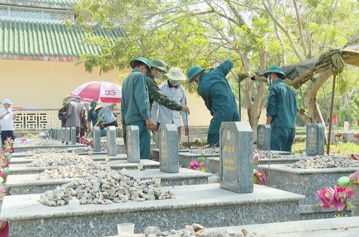Các đơn vị thực hiện khai quật phần mộ liệt sĩ để lấy mẫu và số hóa thông tin. Ảnh: L.S
