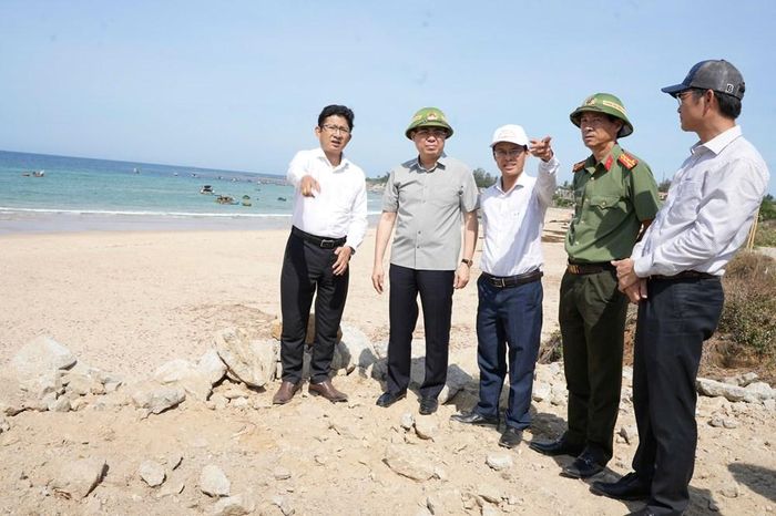 Chủ tịch UBND tỉnh Quảng Ngãi Nguyễn Hoàng Giang khảo sát khu vực bờ biển sạt lở, định hướng đầu tư xây dựng kè bảo vệ dân cư