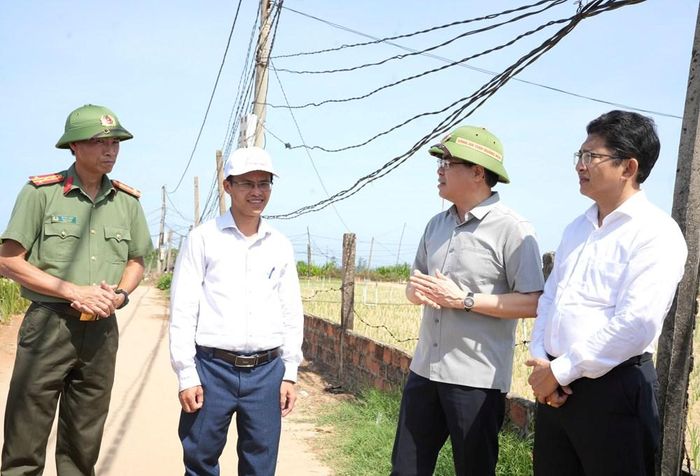 Chủ tịch UBND tỉnh Nguyễn Hoàng Giang kiểm tra thực địa mô hình OCOP hành tím Bình Hải tại xã Vạn Tường