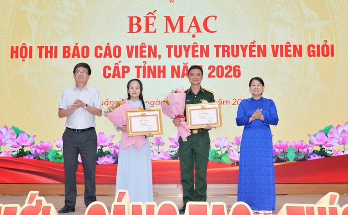 Ban Tổ chức trao giải Nhì cho các thí sinh