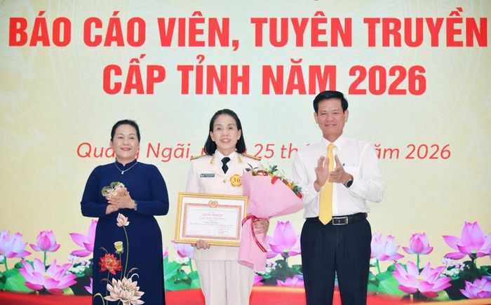 Phó Bí thư Tỉnh ủy, Trưởng đoàn ĐBQH tỉnh Đinh Thị Hồng Minh và Trưởng Ban Tuyên giáo và Dân vận Tỉnh ủy Ngô Văn Trọng trao giải Nhất cho thí sinh Nguyễn Thị Kim Phượng (Đảng ủy Công an tỉnh) tại Hội thi Báo cáo viên, Tuyên truyền viên giỏi cấp tỉnh Quảng Ngãi năm 2026