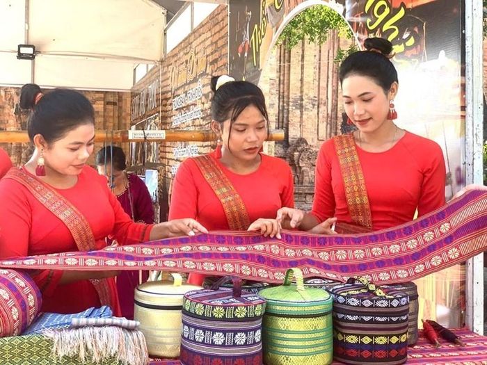 Các cô gái Chăm và thổ cẩm Mỹ Nghiệp