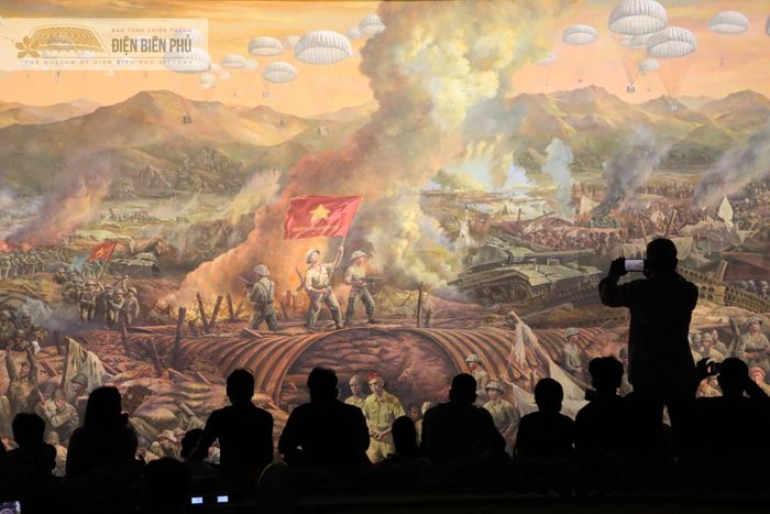Khách tham quan tại bức tranh Panorama