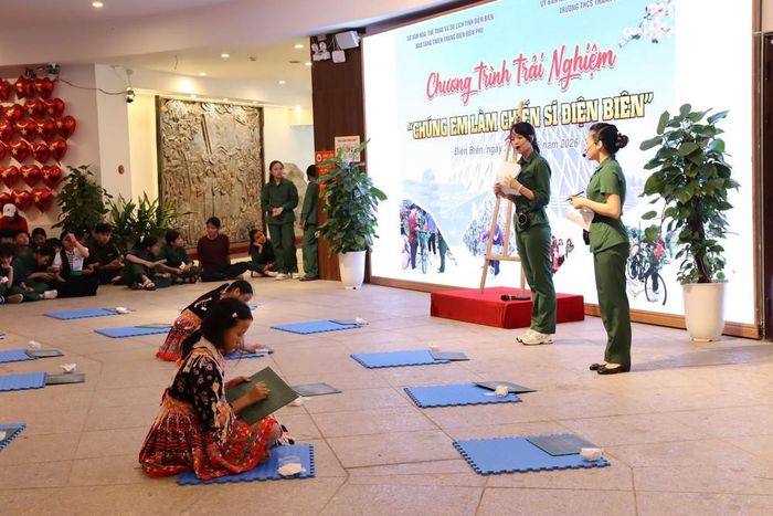 Các em tham gia chương trình “Chúng em là chiến sĩ Điện Biên” với phần tìm hiểu lịch sử được tổ chức như gameshow “Rung chuông vàng”