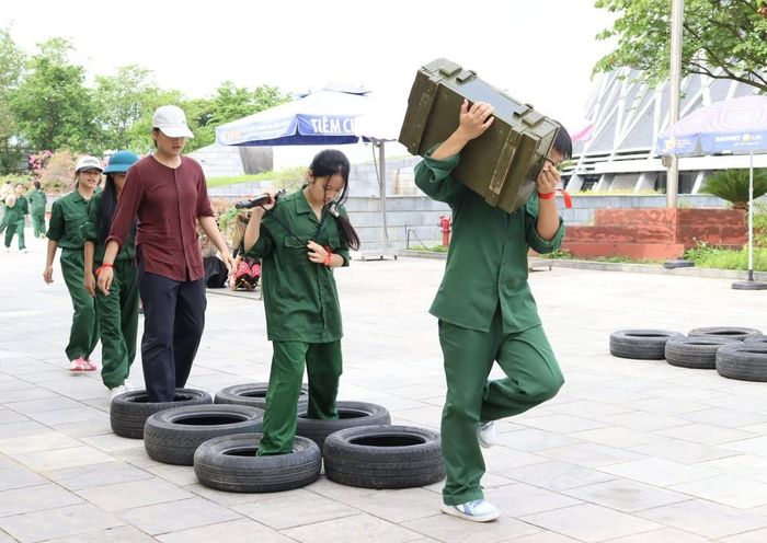 Hoạt động trải nghiệm của học sinh tại bảo tàng trong chương trình “Chúng em là chiến sĩ Điện Biên”