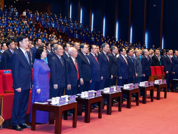 Tổng Bí thư, Chủ tịch nước Tô Lâm và các đại biểu thực hiện nghi lễ chào cờ. Ảnh: Thống Nhất – TTXVN