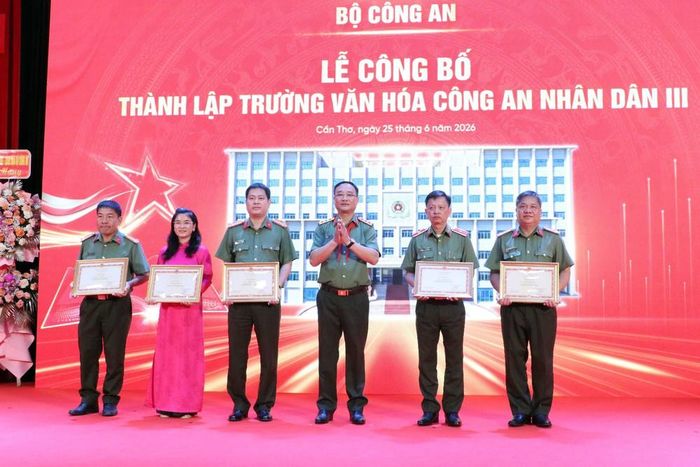 Khen thưởng các tập thể, cá nhân có nhiều đóng góp trong quá trình xây dựng trường. Ảnh: Trung Kiên - TTXVN