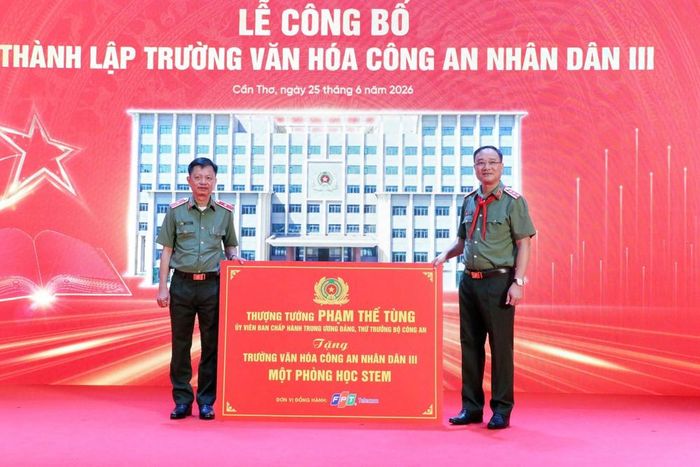 Thượng tướng Phạm Thế Tùng trao biển tượng trưng tặng một phòng học STEM cho Trường Văn hóa CAND III. Ảnh: Trung Kiên - TTXVN