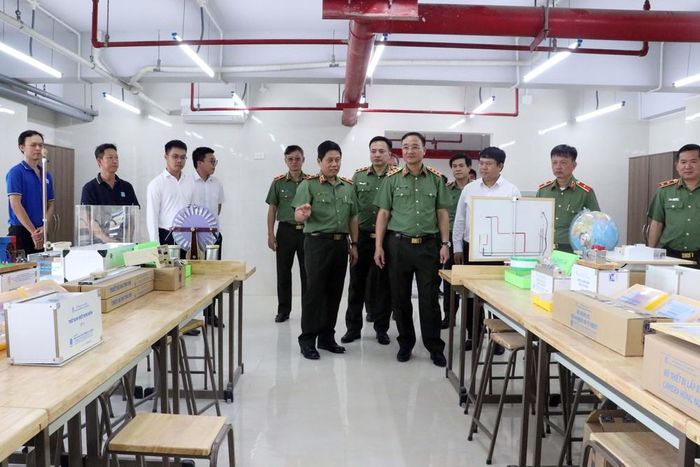 Thứ trưởng Phạm Thế Tùng cùng các đại biểu trực tiếp tham quan, kiểm tra cơ sở vật chất và trang thiết bị giáo dục tại Trường Văn hóa CAND III. Ảnh: Trung Kiên - TTXVN