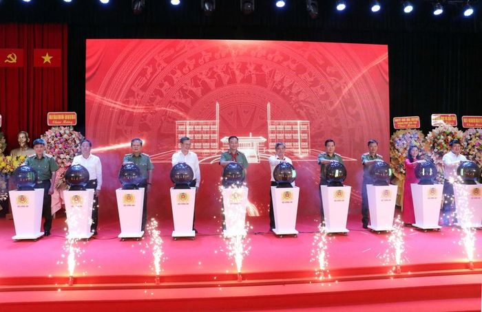 Các đại biểu thực hiện nghi thức khai bút mở trường. Ảnh: Trung Kiên - TTXVN