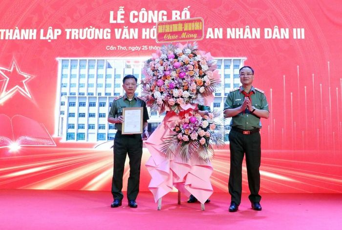 Thứ trưởng Phạm Thế Tùng trao Quyết định của Bộ trưởng Bộ Công an về việc bổ sung Trường Văn hóa CAND III vào tổ chức bộ máy của Công an thành phố Cần Thơ. Ảnh: Trung Kiên - TTXVN