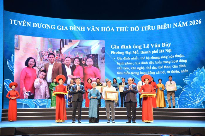 Ủy viên Bộ Chính trị, Bí thư Thành ủy Hà Nội, Trưởng ban Chỉ đạo về phát triển văn hóa Thủ đô Hà Nội Trần Đức Thắng và Ủy viên Trung ương Đảng, Phó trưởng Ban Tuyên giáo và Dân vận Trung ương Trần Thanh Lâm trao bằng khen cho các gia đình văn hóa tiêu biểu Thủ đô năm 2026