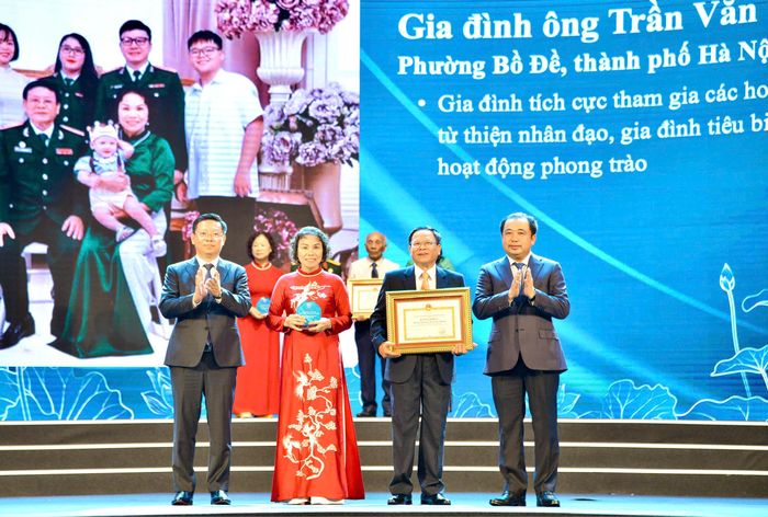 Ủy viên Bộ Chính trị, Bí thư Thành ủy Hà Nội, Trưởng ban Chỉ đạo về phát triển văn hóa Thủ đô Hà Nội Trần Đức Thắng và Ủy viên Trung ương Đảng, Phó trưởng Ban Tuyên giáo và Dân vận Trung ương Trần Thanh Lâm trao bằng khen cho các gia đình văn hóa tiêu biểu Thủ đô năm 2026