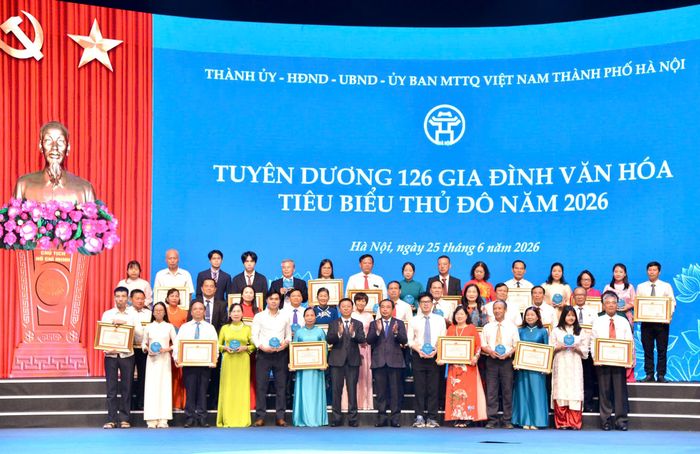 Ủy viên Bộ Chính trị, Bí thư Thành ủy Hà Nội, Trưởng ban Chỉ đạo về phát triển văn hóa Thủ đô Hà Nội Trần Đức Thắng và Ủy viên Trung ương Đảng, Phó trưởng Ban Tuyên giáo và Dân vận Trung ương Trần Thanh Lâm trao bằng khen cho các gia đình văn hóa tiêu biểu Thủ đô năm 2026