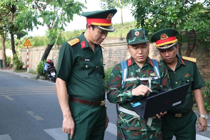 Sử dụng máy radar xuyên đất rà soát khu vực nghi có mộ liệt sĩ