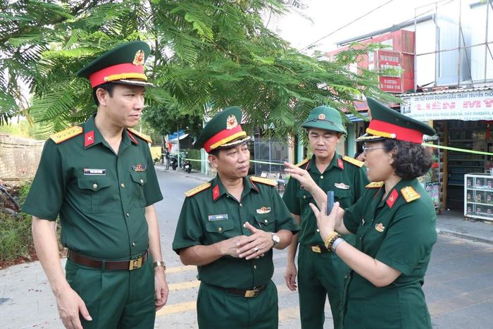 Đại tá Đinh Xuân Hướng, Phó Chủ nhiệm Chính trị Quân khu 4 (bìa trái) làm việc với lãnh đạo Bộ chỉ huy Quân sự thành phố Huế về việc sử dụng máy radar xuyên đất rà soát khu vực nghi có mộ liệt sĩ