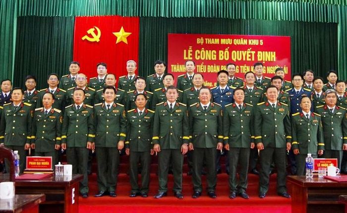 Lãnh đạo Quân khu 5 cùng với cán bộ, chiến sĩ Tiểu đoàn Phương tiện không người lái - Ảnh: VGP