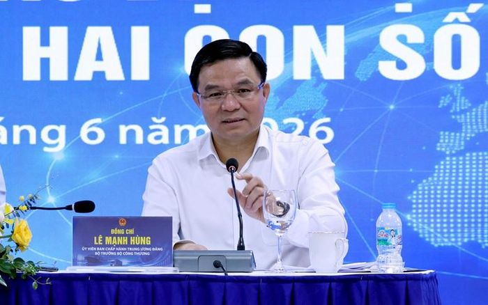 Bộ trưởng Bộ Công Thương Lê Mạnh Hùng trao đổi tại hội nghị - Ảnh: VGP/Phương Nguyên