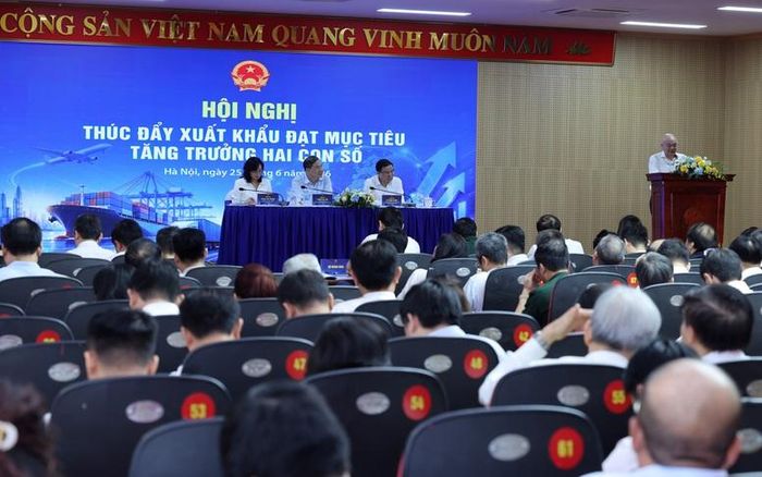 Phó Thủ tướng và các đại biểu lắng nghe các ý kiến, báo cáo tại hội nghị - Ảnh: VGP/Phương Nguyên