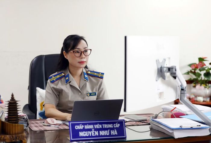 Chị Nguyễn Như Hà, Chấp hành viên Trung cấp Phòng Nghiệp vụ và Tổ chức thi hành án dân sự 2, Thi hành án dân sự Thành phố Hồ Chí Minh. (Ảnh: TL)