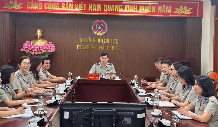 Phó trưởng Thi hành án dân sự thành phố Hải Phòng Đỗ Văn Chọn chỉ đạo, giao nhiệm vụ cho các cán bộ, chấp hành viên. (Ảnh: TL)