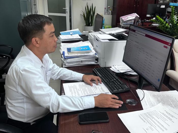 Chấp hành viên Nguyễn Hoàng Thiện, Phòng Nghiệp vụ 2, Thi hành án dân sự Thành phố Hồ Chí Minh đang miệt mài làm việc. (Ảnh: TH)