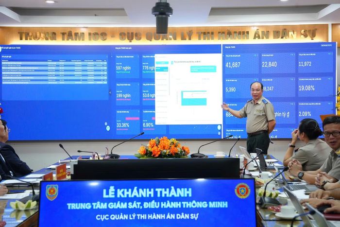 Cục trưởng Quản lý Thi hành án dân sự Nguyễn Thắng Lợi giới thiệu những tính năng nổi bật của Trung tâm giám sát, điều hành thông minh. (Ảnh: TL)