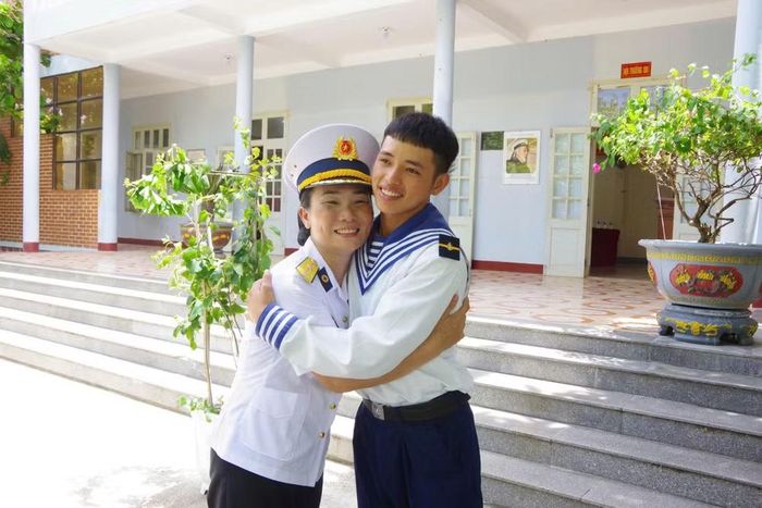 Cái ôm đong đầy tình cảm của đất liền với chiến sĩ Trường Sa.