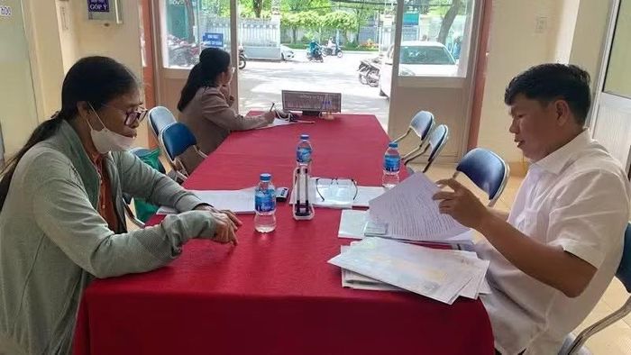 Lãnh đạo Ủy ban nhân dân phường Tân An, thành phố Cần Thơ hướng dẫn giải quyết thủ tục hành chính cho người dân. (Ảnh: Báo Nhân Dân)