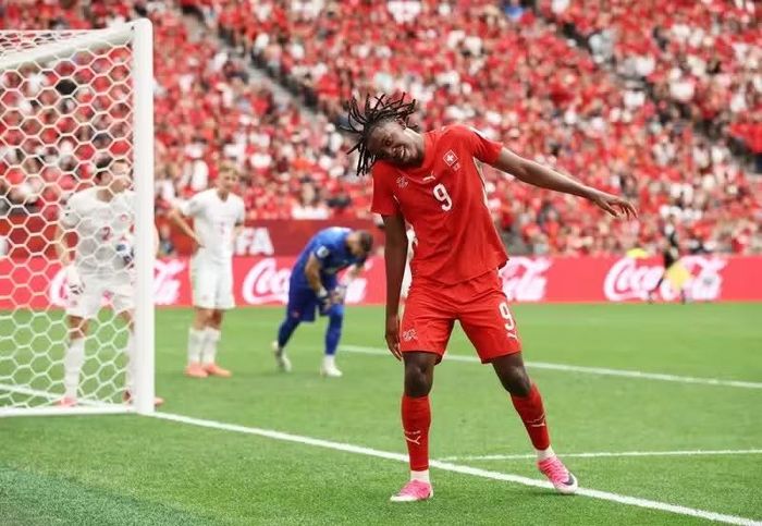 Manzambi ăn mừng bàn thắng thứ hai của Thụy Sĩ. (Ảnh: FIFA)