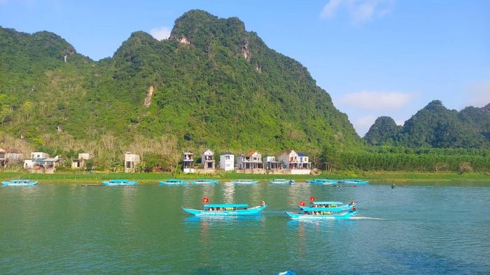 Thuyền đưa khách đi tham quan động Phong Nha.