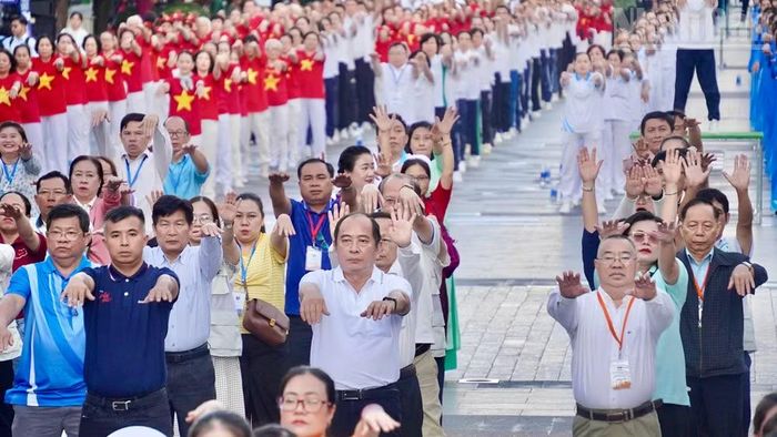 Phó Giáo sư, Tiến sĩ, bác sĩ Tăng Chí Thượng (áo trắng), Giám đốc Sở Y tế Thành phố Hồ Chí Minh hưởng ứng Ngày Sức khỏe toàn dân.