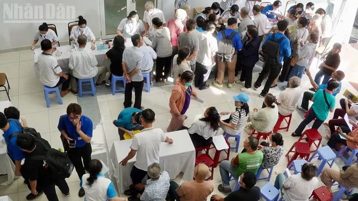 Người dân đến khám sức khỏe tại phường Xuân Hòa, Thành phố Hồ Chí Minh.