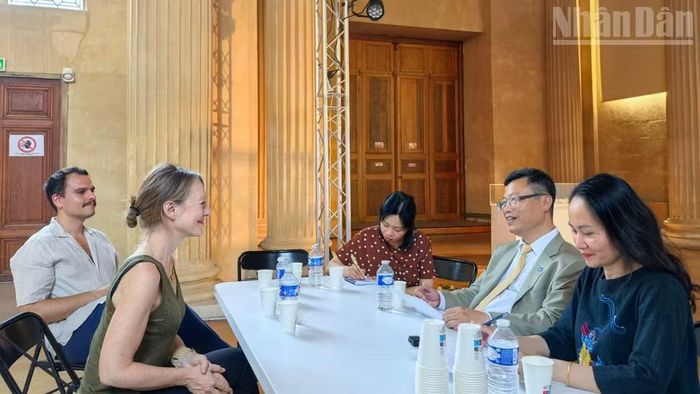 Đại sứ Trịnh Đức Hải trao đổi với Giám đốc Valérie Perlès về việc hợp tác trưng bày các hiện vật và tư liệu lịch sử, trong đó có bức họa "Hòa bình muôn năm".