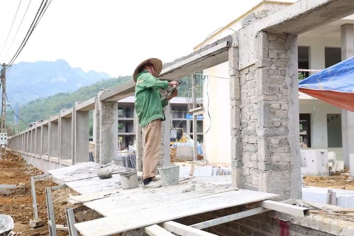 Chủ đầu tư và các nhà thầu thi công trường học biên giới đang nỗ lực để hoàn thành dự án đúng tiến độ.