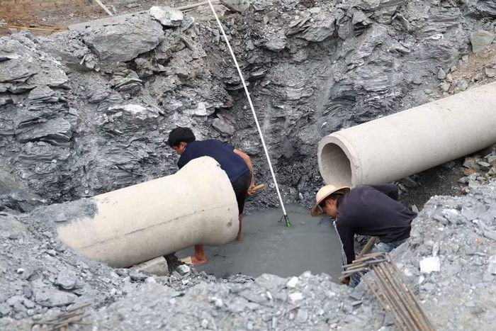 Hệ thống cống thoát nước Trường phổ thông nội trú liên cấp Tiểu học và Trung học cơ sở Thanh Thủy đang dần hoàn thiện.