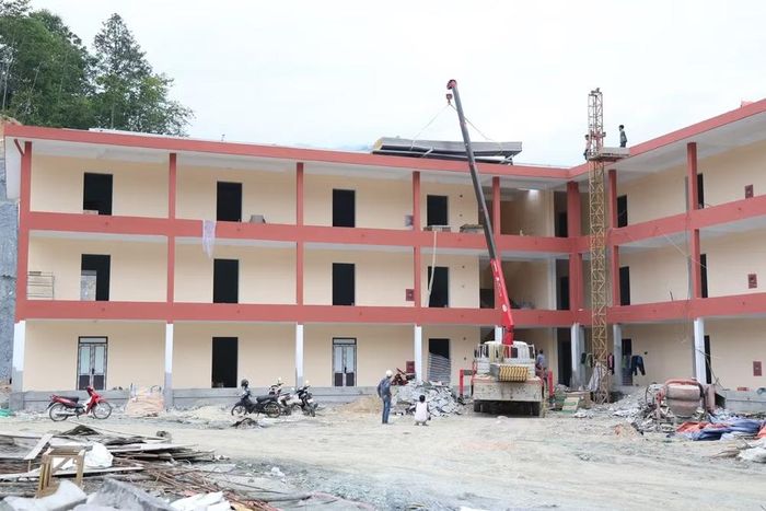 Nhà thầu huy động gần 400 công nhân để hoàn thiện các hạng mục xây dựng Trường phổ thông nội trú liên cấp Tiểu học và Trung học cơ sở Thanh Thủy.