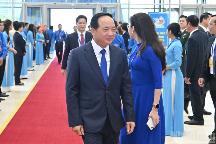  Trưởng Ban Tuyên giáo và Dân vận Trung ương Trịnh Văn Quyết tới dự phiên trọng thể. 
