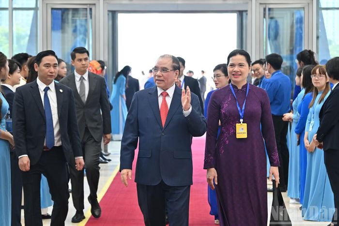 Nguyên Tổng Bí thư Nông Đức Mạnh tới dự phiên trọng thể.