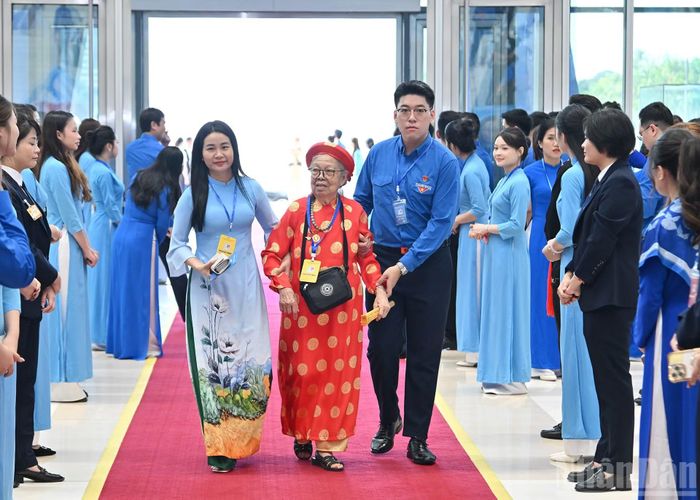 Mẹ Việt Nam Anh hùng Lê Thị Mạnh tới dự phiên trọng thể.