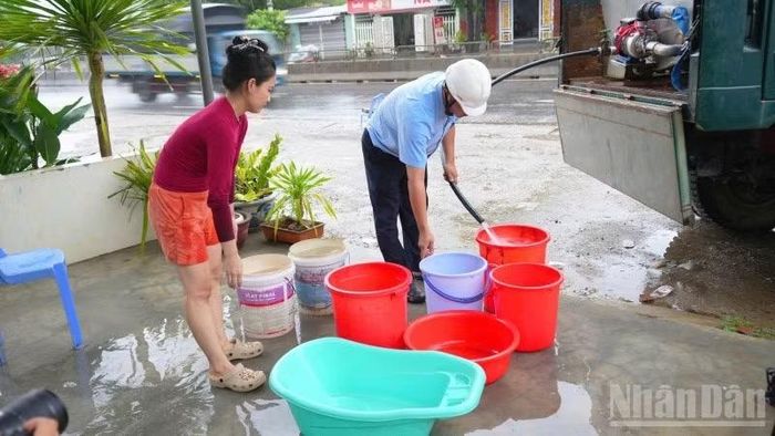 HueWaco tăng cường xe chuyên dụng đưa nước sạch về vùng đang bị thiếu trong mùa hè