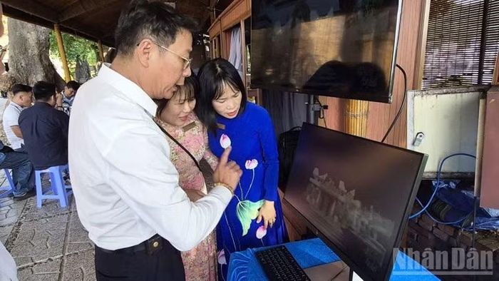 Lãnh đạo Trung tâm Bảo tồn Di sản văn hóa tỉnh Khánh Hòa kiểm tra công tác triển khai chuyển đổi số tại Di tích Tháp Bà Pô Nagar.