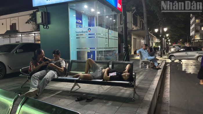  Những hàng ghế đá, bồn cây tiếp tục trở thành nơi nghỉ tạm của người nhà bệnh nhân. Không ít người mang theo chiếu, ghế gấp hoặc trải tạm bìa carton để chợp mắt. 
