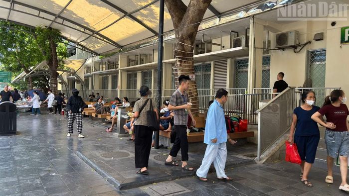 Cái nắng như rang của Hà Nội những ngày qua càng khiến hành trình điều trị của bệnh nhân thêm vất vả.