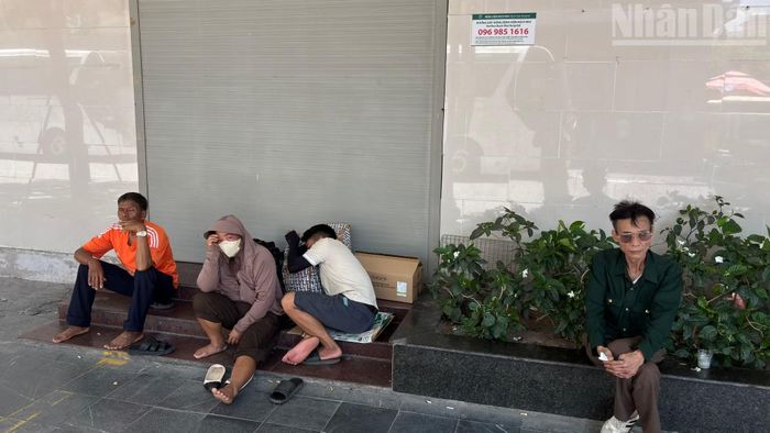 Theo chân người bệnh lên Hà Nội chữa trị, nhiều người nhà gần như gắn bó cả ngày trong khuôn viên bệnh viện.