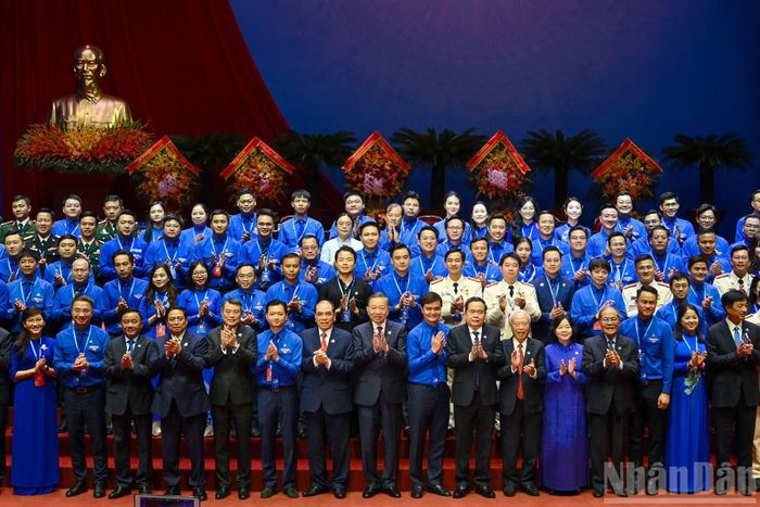 Tổng Bí thư, Chủ tịch nước Tô Lâm cùng các đồng chí lãnh đạo, nguyên lãnh đạo Đảng, Nhà nước chúc mừng Ban Chấp hành Trung ương Đoàn khóa XIII.