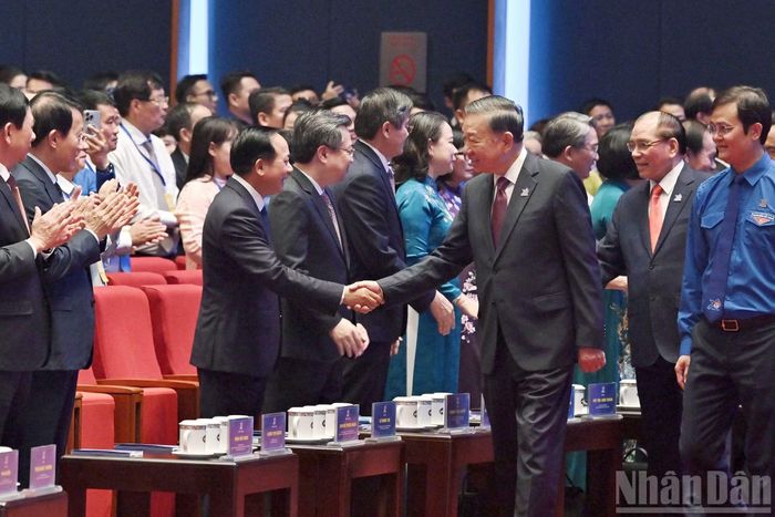  Tổng Bí thư, Chủ tịch nước Tô Lâm với các đại biểu tại phiên trọng thể. 