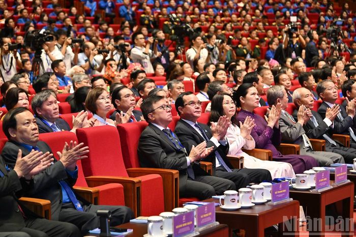Các đại biểu dự phiên trọng thể.