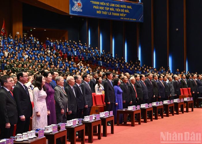 Các đại biểu thực hiện nghi thức chào cờ tại phiên trọng thể.